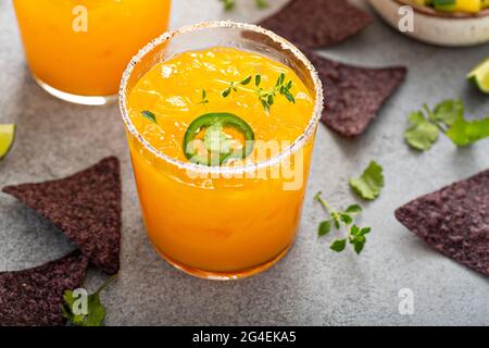Ananas e mango margarita con patatine e guacamole Foto Stock