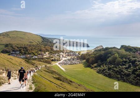 Vista panoramica sulla scogliera costiera di Lulworth Cove e del South West Coast Path sulla Jurassic Coast, sito patrimonio dell'umanità di Dorset, Inghilterra sud-occidentale Foto Stock