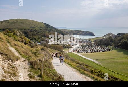 Vista panoramica sulla scogliera costiera di Lulworth Cove e del South West Coast Path sulla Jurassic Coast, sito patrimonio dell'umanità di Dorset, Inghilterra sud-occidentale Foto Stock