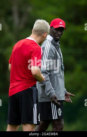 Il capo allenatore di standard Mbaye Leye ha ritratto durante la prima sessione di allenamento per la nuova stagione 2021-2022 di Jupiler Pro League prima divisione di calcio t Foto Stock