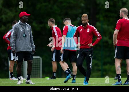 Il capo allenatore di Standard Mbaye Leye e Mehdi Carcela di Standard raffigurati durante la prima sessione di allenamento per la nuova stagione 2021-2022 di Jupiler Pro L. Foto Stock