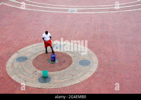 Uomo, busker di strada, preparandosi a fare bolle giganti per attrarre turisti e visitatori, Central Park, New York, NY, Stati Uniti. Foto Stock