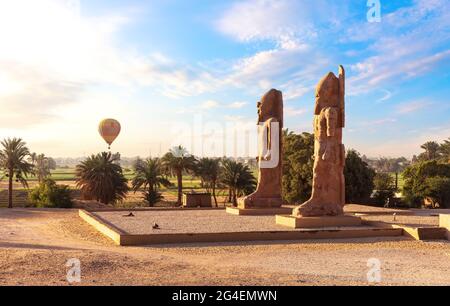 Statue colossali vicino al tempio mortuario di Thutmose III, Luxor, Egitto Foto Stock