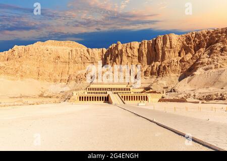Il Djeser-Djeseru o il tempio mortuario di Hatshepsut, vista principale, Luxor, Egitto Foto Stock