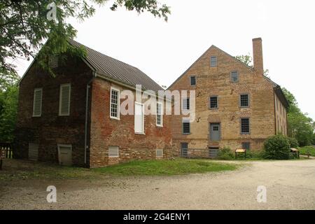 Aldie Mill Historic Park, a Aldie, Virginia, Stati Uniti. Vista frontale del mulino mercantile (sul retro) e della casa del negozio. Foto Stock