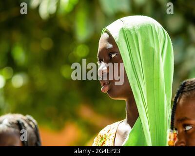 MBOUR, SENEGAL - CIRCA GENNAIO 2021. Teenager non identificato con triste volto ansioso, pensando allo stile di vita nel povero villaggio africano. Foto Stock