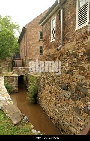 Aldie Mill Historic Park, a Aldie, Virginia, Stati Uniti. Vista sul retro del complesso: La casa del negozio e il mulino mercantile. Foto Stock