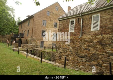 Aldie Mill Historic Park, a Aldie, Virginia, Stati Uniti. Vista sul retro del complesso: La casa del negozio e il mulino mercantile. Foto Stock