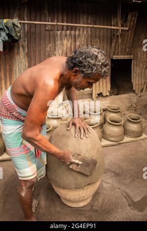 Potter sta lavorando sul cortile. Ho catturato questa immagine il 12 febbraio 2021 da Nimboli, Shekhornagar, Bangladesh Foto Stock