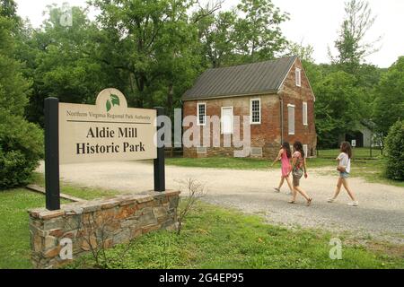 Persone che visitano l'Aldie Mill Historic Park, ad Aldie, Virginia, USA Foto Stock