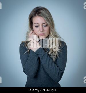 Ritratto di giovane attraente donna caucasica che soffre di depressione, stress e ansia. Donna triste e solitaria che grida, si sente depressa, afflitta Foto Stock