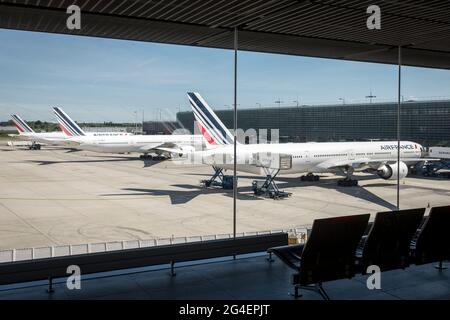 Gli aerei Air France Boeing 777 sono visti sulla asfalto all'aeroporto Roissy Charles de Gaulle, fuori Parigi, Francia. Foto Stock