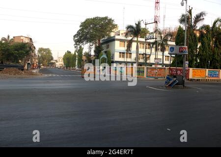 VALSAD, INDIA - 03 aprile 2020: Blocco in India durante il covid -19 pandemia strada vuota, nessuna gente, negozi vuoti Città Valsad, Gujarat stato, paese-in Foto Stock