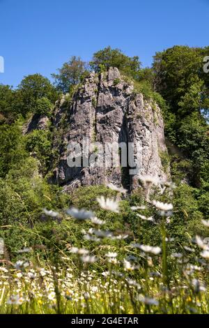 La formazione rocciosa sette Vergini (vista parziale) nella valle Hoenne tra Hemer e Balve, regione Sauerland, Nord Reno-Westfalia, Germania. Die Foto Stock