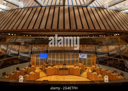 Una visione generale all'interno del siambr, la camera di discussione del Senedd, sede del Parlamento gallese, nella baia di Cardiff, Galles, Regno Unito. Foto Stock