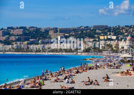 Bene, Francia. 5 ottobre 2019. Spiagge affollate vicino alla Promenade des Anglais di Nizza. Credito: Vuk Valcic/Alamy Foto Stock