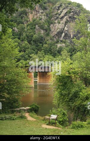 Harpers Ferry, West Virginia, Stati Uniti. Vista dal punto, con il ponte ferroviario B&o sul fiume Potomac. Foto Stock