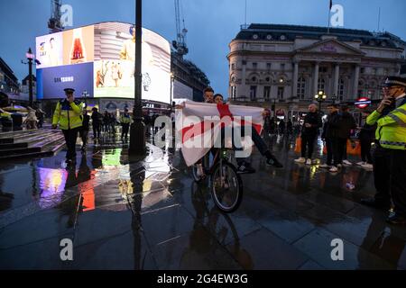 I fan scozzesi si riuniscono a Leicester Square, nel centro di Londra, in vista della partita EURO20 contro l'Inghilterra Foto Stock