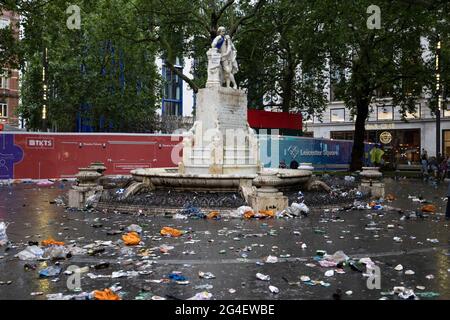 I fan scozzesi si riuniscono a Leicester Square, nel centro di Londra, in vista della partita EURO20 contro l'Inghilterra Foto Stock