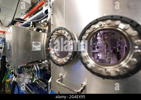 Schenefeld, Germania. 21 Giugno 2021. Vista di un'unità di laboratorio nella stazione sperimentale SPB/SFX nel campus dell'impianto internazionale di ricerca European XFEL. Gli esperimenti biologici sono effettuati nel SPB/SFX - tra l'altro, vi si conduce una ricerca sulla struttura di una proteina che porta il coronavirus nel suo involucro. La XFEL europea gestisce il laser a raggi X più grande del mondo. Credit: Marco Brandt/dpa/Alamy Live News Foto Stock