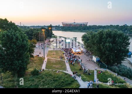 Zona fan Euro 2020, tifosi che guardano la partita di calcio tra Polonia e Spagna su grande schermo Foto Stock