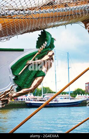 ROUEN, FRANCIA - Giugno circa, 2019. Parte della grande goletta messicana a tre alberi Cuauhtemoc sul fiume Senna per la sfilata Armada. Di notte. Formazione Foto Stock