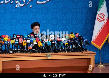 Teheran, Iran. 21 Giugno 2021. Il presidente iraniano Ebrahim Raisi partecipa a una conferenza stampa per parlare con i media locali e internazionali a Teheran. (Foto di Sobhan Farajvan/Pacific Press/Sipa USA) Credit: Sipa USA/Alamy Live News Foto Stock