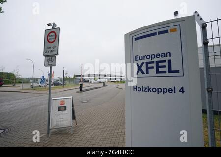 Schenefeld, Germania. 21 Giugno 2021. Vista dell'ingresso al campus della struttura internazionale di ricerca European XFEL. La struttura è stata aperta nel 2017 e impiega più di 450 persone. Credit: Marco Brandt/dpa/Alamy Live News Foto Stock