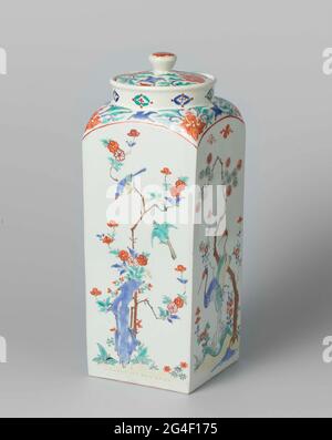 . Bottiglia di porcellana, quadrata con spalla arrotondata, collo basso rotondo e coperchio rotondo con bottone. Verniciato in blu, rosso, verde, giallo, marrone, Nero e oro con sulle pareti rispettivamente due cicogne su fondo roccioso a pino e prunus, due uccelli sul ramo di un prunus a rocce, due uccelli su bambù a rocce e due uccelli su un albero prunuble a roccia. Sulla spalla simmetrico fiori bevande e uccelli. Sugli ornamenti del collo e sul coperchio la stessa decorazione della spalla. Rosetta in rosso e oro sul bottone. Tra spalla e pareti un bordo curvo rosso. Arredamento Kakiemon. Foto Stock