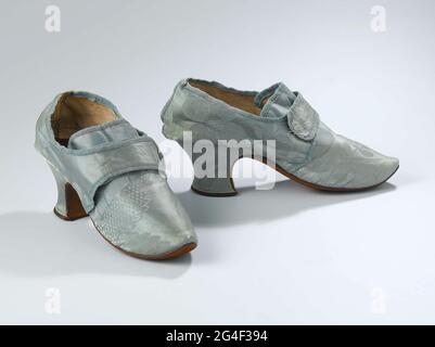 . Scarpa da donna in damask di seta blu chiaro. Modello: Naso eccipiente appuntito, una copertina e due lame laterali. Sulla cucitura, tenendo unite le lame, un lato di strappo della fascia. Linguetta quadrata sul gradino interno. Sopra la linguetta scorre due lembi dalle lamiere laterali. L'aletta destra è dotata di un gancio di ferro che può essere agganciato a un anello sull'aletta sinistra. La parte anteriore del tallone corre leggermente in un angolo arrotondato rispetto al Geleng. Il lato e il retro del tallone sono leggermente montati e foderati di seta blu chiaro .. Lungo il bordo della cucitura bianca del tallone. Il tallone è in pelle marrone scuro con bordo della Fla posteriore Foto Stock