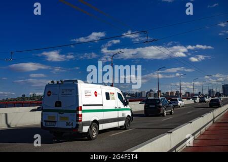 Un carrello è parcheggiato sul lato di una strada Foto Stock