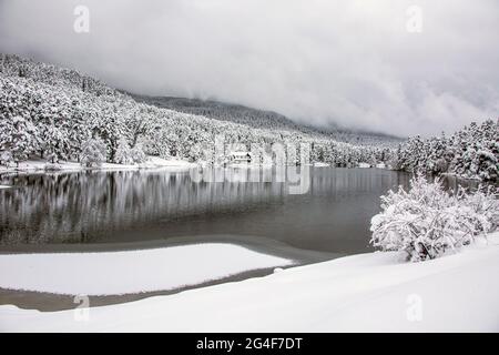 Affascinante con la sua natura e magnifica vista lago in inverno, Bolu mostra alla telecamera tutte le sue bellezze. Foto Stock