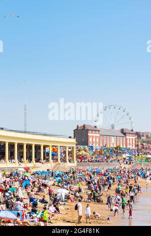 La spiaggia della località balneare di Barry Island è affollata in una soleggiata Spring Bank Holiday. Foto Stock