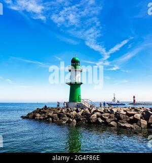 Pier Light West, faro verde-bianco all'ingresso del porto di Warnemuende, città anseatica Rostock, Meclemburgo-Pomerania occidentale, Germania Foto Stock