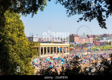 La spiaggia della località balneare di Barry Island è affollata in una soleggiata Spring Bank Holiday. Foto Stock