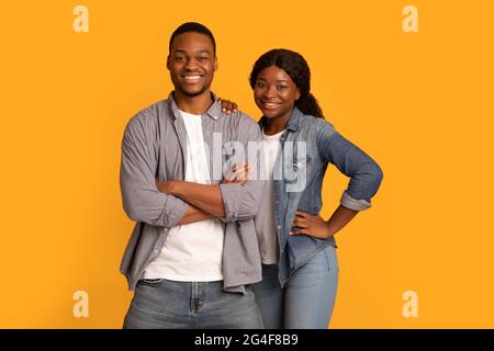 Felici i Millennial. Ritratto di giovane allegro Black Man e Donna in posa insieme Foto Stock