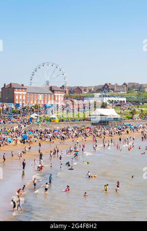 La spiaggia della località balneare di Barry Island è affollata in una soleggiata Spring Bank Holiday. Foto Stock