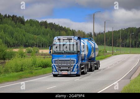 Salo, Finlandia. 28 maggio 21. Nuovo carro cisterna Volvo FH540 Sjoman Oy AB, uno dei primi veicoli Volvo della nuova gamma consegnati al cliente. Foto Stock