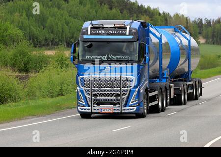 Salo, Finlandia. 28 maggio 21. Nuovo carro cisterna Volvo FH540 Sjoman Oy AB, uno dei primi veicoli Volvo della nuova gamma consegnati al cliente. Foto Stock