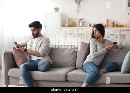 Sfiducia, problemi di relazione, truffa e dipendenza dalle reti sociali Foto Stock