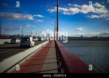 Un ponte su un corpo d'acqua Foto Stock