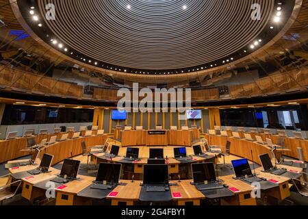 Una visione generale all'interno del siambr, la camera di discussione del Senedd, sede del Parlamento gallese, nella baia di Cardiff, Galles, Regno Unito. Foto Stock