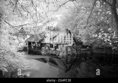 Immagine a infrarossi, storico mulino a martelli, museo, fonte carsica del Blau, Blautopf in Blaubeuren, Alb sveva, Baden-Wuerttemberg, Germania Foto Stock