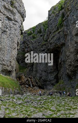 Gordale Scar è una splendida gola erosa di pietra calcarea nel Yorkshire Dales National Park. Foto Stock