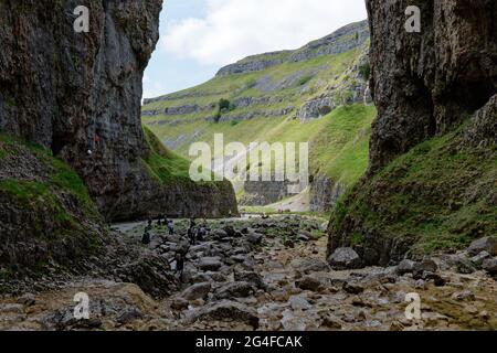 Gordale Scar è una splendida gola erosa di pietra calcarea nel Yorkshire Dales National Park. Foto Stock