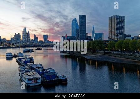 La luce dell'alba sul Tamigi a Londra, in Inghilterra, rivela il centro finanziario della città e i molti nuovi edifici di alto livello Foto Stock