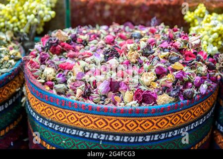 Mercato con diversi tipi di tè, erbe, piante e fiori secchi Foto Stock