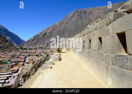 Porta e muro con nicchie nelle rovine Inca, Ollantaytambo, regione Cusco, provincia di Urubamba, Perù Foto Stock