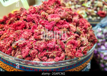 Mercato con diversi tipi di tè, erbe, piante e fiori secchi Foto Stock