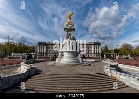 Il Victoria Memorial si trova di fronte al Buckingam Palace. Progettato da Thomas Brock con una figura vincente alata dorata in alto Foto Stock